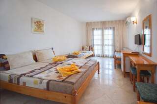 Отель Hotel Stefanov 1 Лозенец Двухместный номер с 2 отдельными кроватями и балконом-17